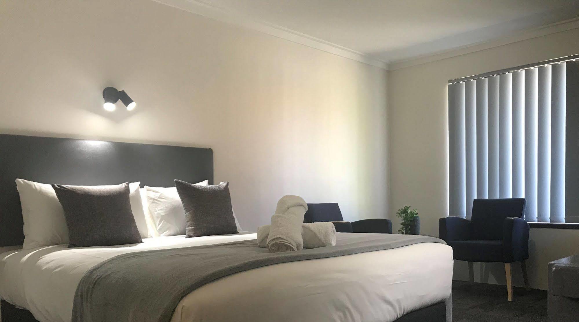 Hotel Clipper Рокингам Екстериор снимка